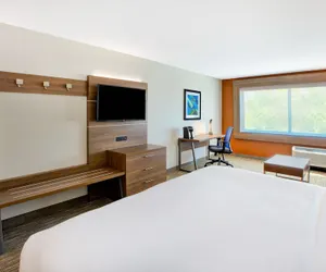 Photo 3 - Holiday Inn Express & Suites New Castle by IHG
