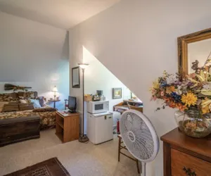 Photo 5 - Stone Haus Bed & Breakfast