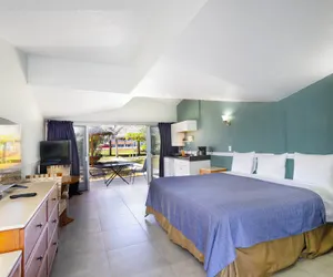 Photo 4 - Warm Mineral Springs Motel