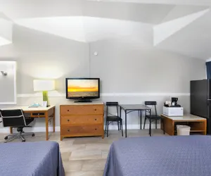 Photo 3 - Warm Mineral Springs Motel