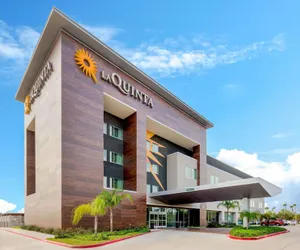 Photo 2 - La Quinta Inn & Suites by Wyndham McAllen Convention Center