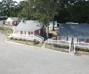 Photo 2 - Early American Motel