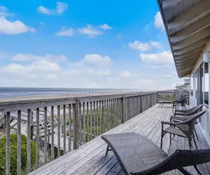 Photo 2 - Oceanfront Pet Friendly Unit by RedAwning