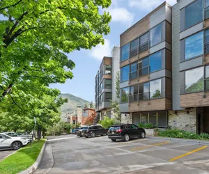 Photo 2 - Durant Condominiums by Frias