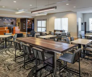 Photo 4 - Courtyard by Marriott Houston City Place