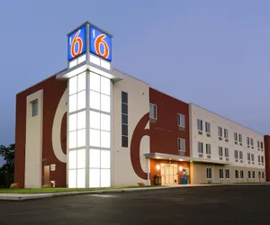 Photo 2 - Motel 6 Poplar Bluff, MO