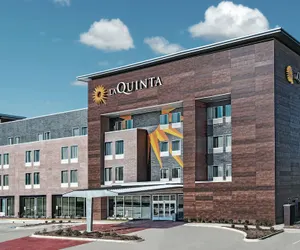 Photo 2 - La Quinta Inn & Suites by Wyndham Dallas Grand Prairie North