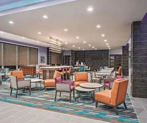 Photo 3 - La Quinta Inn & Suites by Wyndham Dallas Grand Prairie North