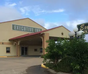 Photo 2 - Executive Inn & Suites Schulenburg