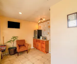 Photo 3 - Crown Inn By OYO Denver Tx