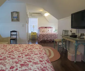 Photo 4 - Yellow House Bed and Breakfast