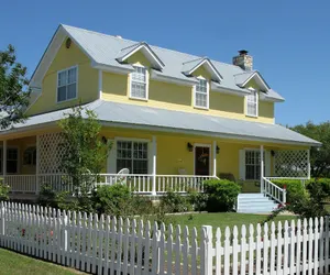 Photo 2 - Yellow House Bed and Breakfast