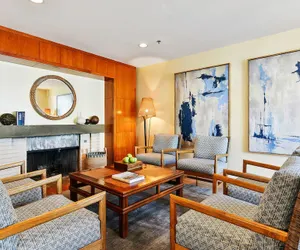 Photo 4 - Waters Edge Hotel
