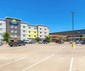 Photo 2 - Days Inn & Suites by Wyndham Lubbock Medical Center