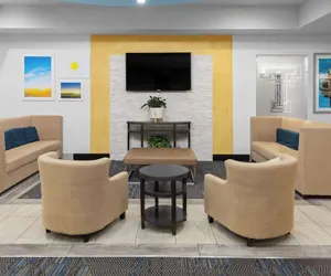 Photo 5 - Days Inn & Suites by Wyndham Lubbock Medical Center