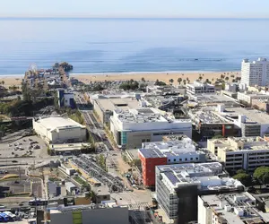 Photo 2 - Courtyard by Marriott Santa Monica