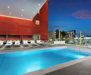 Photo 2 - Courtyard by Marriott Santa Monica