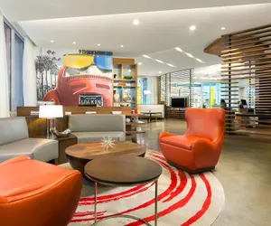 Photo 4 - Courtyard by Marriott Santa Monica