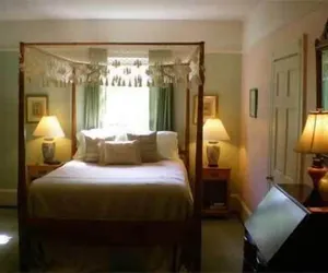 Photo 3 - Oak Manor Inn
