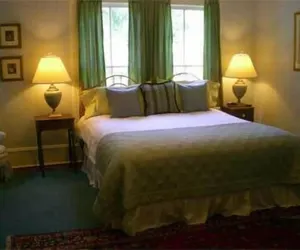 Photo 5 - Oak Manor Inn