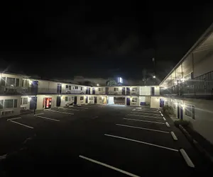Photo 3 - Del Aire Inn