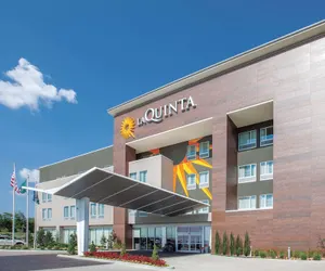 Photo 2 - La Quinta Inn & Suites by Wyndham Tulsa Broken Arrow