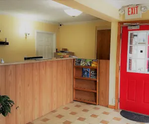 Photo 3 - Roadway Inn