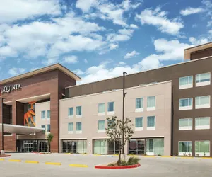 Photo 2 - La Quinta Inn & Suites by Wyndham McAllen La Plaza Mall