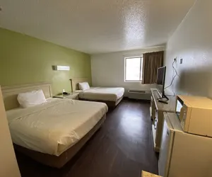 Photo 5 - SkyLight Inn Cleveland - Willoughby