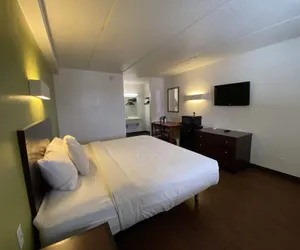 Photo 2 - SkyLight Inn Cleveland - Willoughby