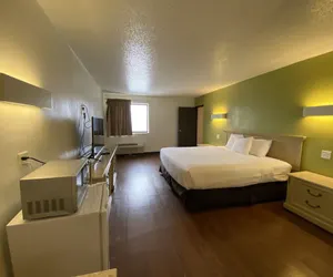 Photo 4 - SkyLight Inn Cleveland - Willoughby