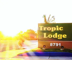 Photo 3 - Tropic Lodge