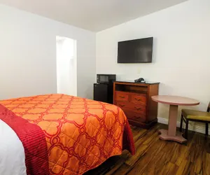 Photo 4 - Tropic Lodge