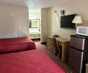 Photo 5 - Economy Inn