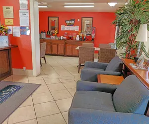 Photo 5 - Travelodge by Wyndham Houston Hobby Airport