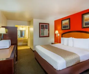 Photo 2 - Travelodge by Wyndham Houston Hobby Airport