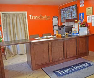 Photo 3 - Travelodge by Wyndham Houston Hobby Airport