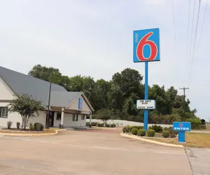 Photo 2 - Motel 6 Alvin, TX