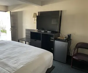 Photo 5 - Landmark Inn