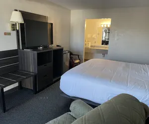 Photo 3 - Landmark Inn