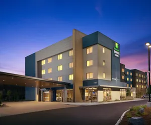 Photo 2 - Holiday Inn Express & Suites Portland Airport - Cascade Stn by IHG