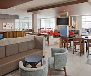Photo 4 - Holiday Inn Express & Suites Portland Airport - Cascade Stn by IHG