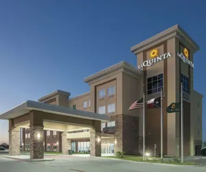 Photo 2 - La Quinta Inn & Suites by Wyndham Kingsville