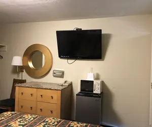 Photo 4 - Budget Inn