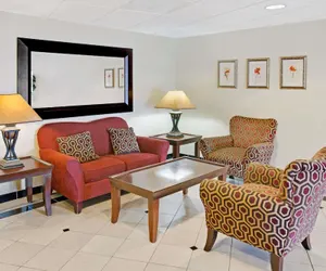 Photo 3 - Days Inn & Suites by Wyndham Laurel Near Fort Meade