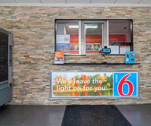 Photo 4 - Motel 6 Elmsford, NY - White Plains