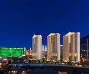 Photo 2 - The Signature at MGM Grand (All Suites)