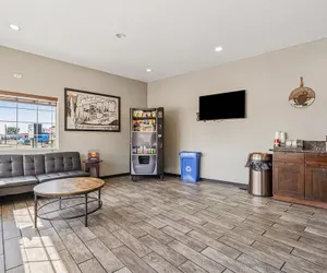 Photo 5 - Super 8 by Wyndham Ontario