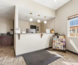 Photo 4 - Super 8 by Wyndham Ontario