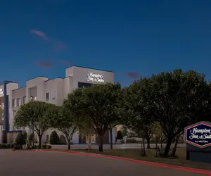 Photo 2 - Hampton Inn & Suites Waxahachie